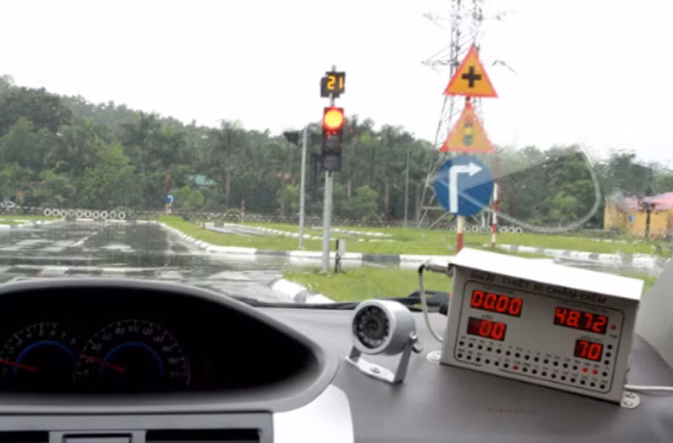 Không chỉ nâng cấp bãi tập, sát hạch phương tiện mới mà Trung tâm dạy nghề đào tạo và Sát hạch lái xe (Đại học PCCC) còn trang bị hệ thống camera từ trong buồng lái, phòng thi lý thuyết tới khu vực bãi sát hạch.