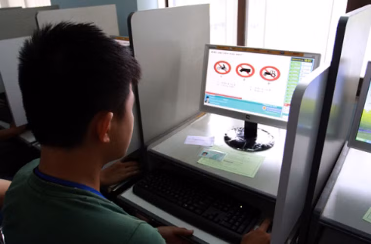 Học viên thi lý thuyết trên máy vi tính.