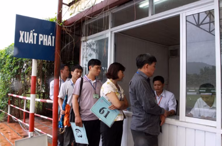 Học viên xếp hàng làm thủ tục chuẩn bị sát hạch.