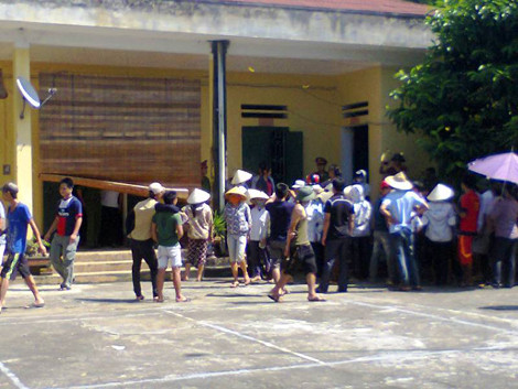 Người dân bủa vây phòng làm việc của giám đốc công ty Nicotex Thanh Thái ngày 30/8.