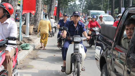 Hình ảnh gây phản cảm nơi người đi đường.