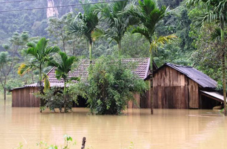 Hàng trăm nhà dân chìm trong nước lũ. Ảnh: Thanh Niên