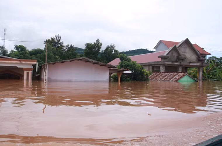 Thôn Duy Tân, thị trấn Lao Bảo là một trong những rốn lũ của vùng này, nước sông Sê Pôn đã nhấn chìm thôn này từ đêm 18/9. Ảnh: Tuổi Trẻ