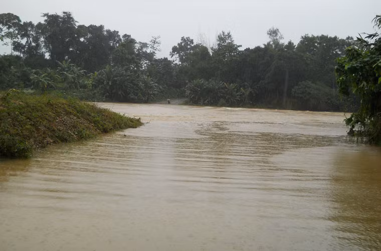 Ngầm sông Trường nằm trên tuyến đường ĐT 616 từ Tam Kỳ đi huyện Nam Trà My, Quảng Nam bị ngập, chia cắt hoàn toàn. Ảnh: ĐVO