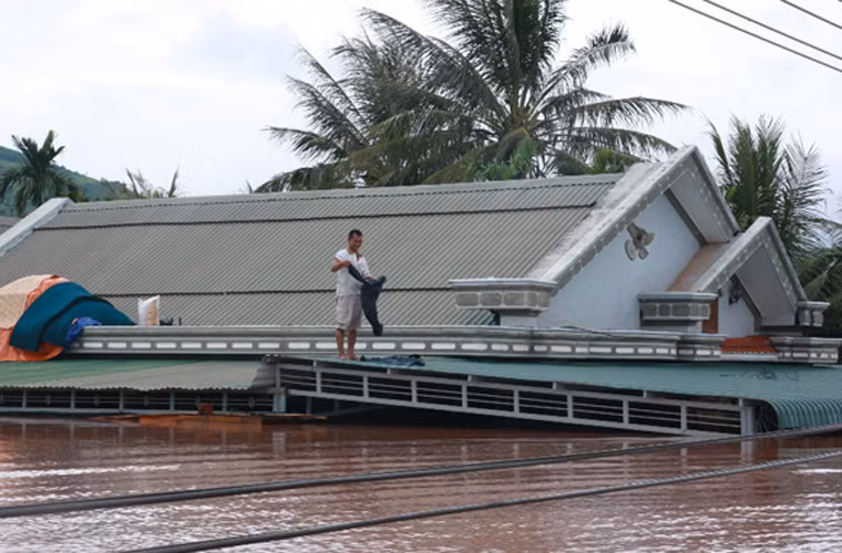 Nhiều ngôi nhà ở thị trấn Lao Bảo (huyện Hướng Hóa, Quảng Trị) đến trưa 19/9 vẫn chìm trong nước lũ. Ảnh: Tuổi Trẻ