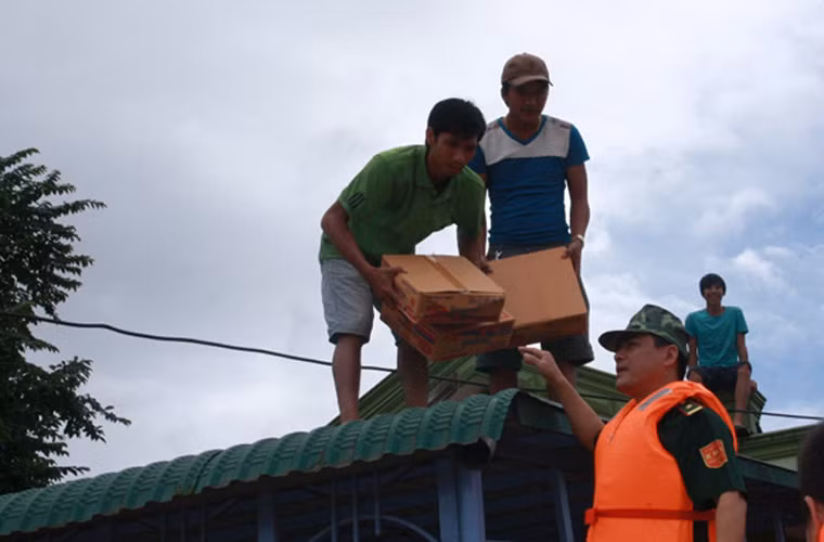 Bộ đội biên phòng thuộc đồn cửa khẩu Quốc tế Lao Bảo cứu trợ dân trong mưa lũ. Ảnh: Tuổi Trẻ