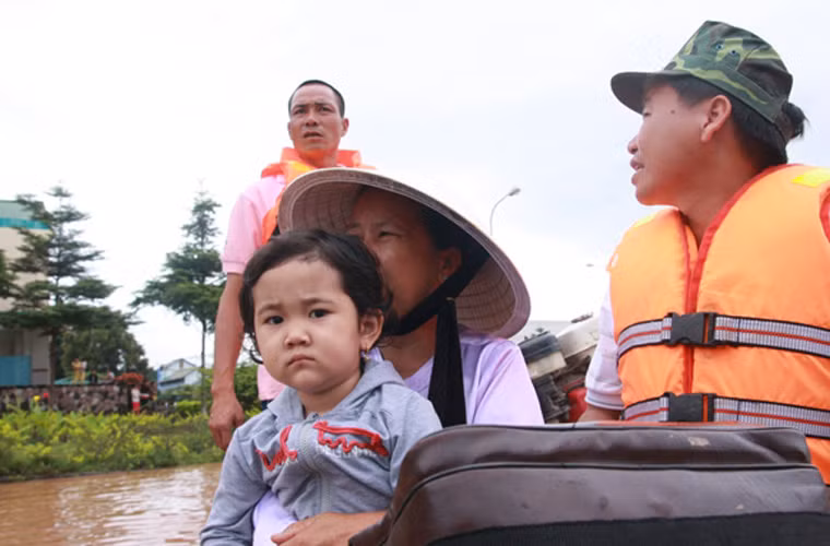 Sơ tán những hộ dân ở vùng thấp trũng ở Lao Bảo. Ảnh: Tuổi Trẻ