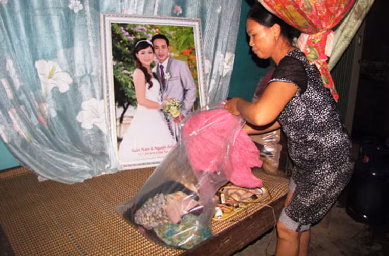 Tối 19/9, người dân Phong Nha, xã Sơn Trạch, huyện Bố Trạch, Quảng Bình phải hối hả di chuyển đồ đạc chạy lũ. Ảnh: Thanh Niên