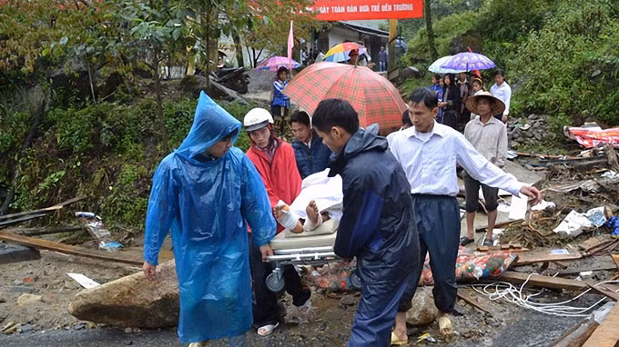 Đến chiều tối 5/9 đã tìm thấy 9 thi thể bị lũ quét cuốn đi. Ảnh cứu hộ một giáo viên Trường THCS Can Hồ A, xã Bản Khoang (huyện Sa Pa, Lào Cai). Ảnh: Tuổi Trẻ