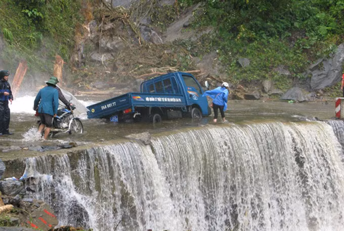 Công việc này cũng gặp rất nhiều khó khăn, trong ảnh, xe vào cứu hộ bị sa lầy nơi thác lũ. Ảnh: Lao Động
