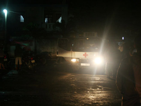 Xe cứu thương chở thi thể anh Tròn về nhà xác.