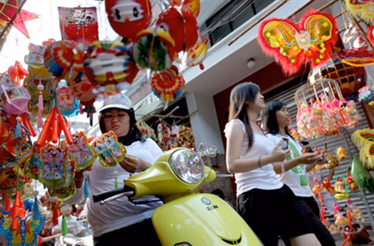 Khác với những năm trước bị lồng đèn Trung Quốc lấn át, những sản phẩm lồng đèn Trung thu năm nay đều do khối óc sáng tạo, bàn tay khéo léo của người Việt làm.