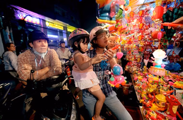 Cả gia đình tung tăng trên phố "Đèn lồng".