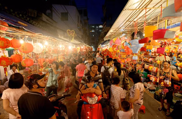 Người dân Sài Gòn nhộn nhịp đưa con em tới phố.