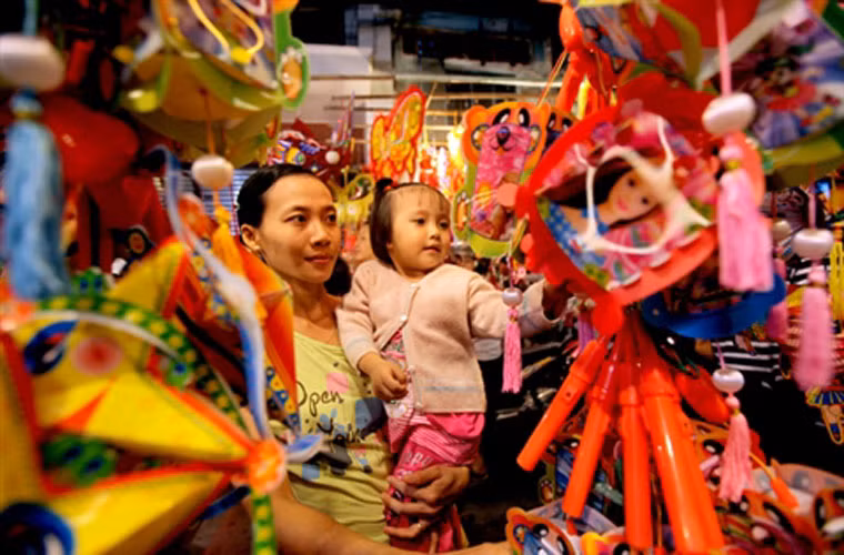 Nhiều loại lồng đèn với màu sắc, kiểu dáng bắt mắt được bày bán tràn ngập trên những tuyến phố tại TP.HCM như: Lương Nhữ Học, Hải Thượng Lãn Ông, Lạc Long Quân, Ngô Nhân Tịnh….