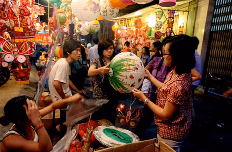 Theo một số người bán hàng lâu năm cho biết: Năm nay, đèn giấy của Việt Nam được ưa chuộng hơn, bán đắt hàng hơn mọi năm.