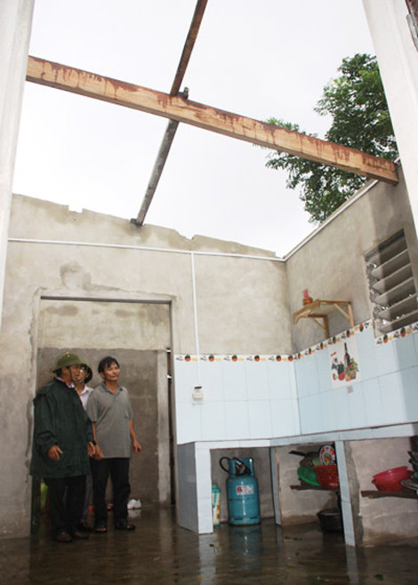 Nhà dân ở Quảng Trị bị tốc mái do ảnh hưởng bão.