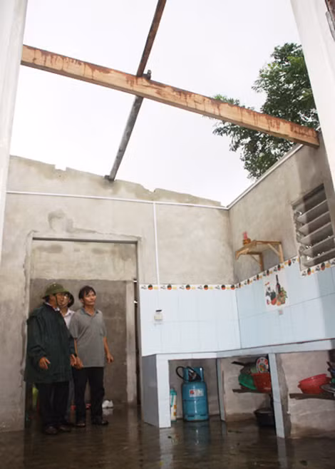 Nhà dân ở Quảng Trị bị tốc mái do ảnh hưởng bão.