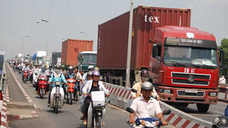 TP.HCM còn lỏng léo trong việc quản lý và cấp phép, thanh tra, kiểm tra đối với đơn vị vận tải container. Ảnh: TTO