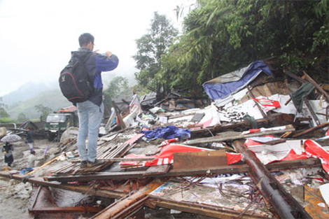 Khu nhà tập thể giáo viên giờ chỉ còn là đống đổ nát.