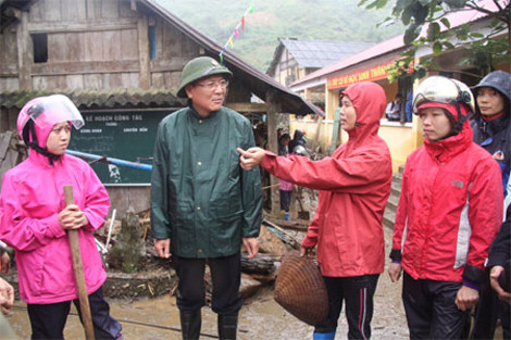 Bộ trưởng Bộ GD-ĐT Phạm Vũ Luận nghe các cô giáo kể lại trận lũ kinh hoàng.