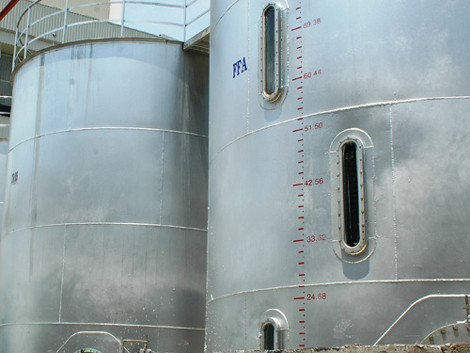 Bồn chứa mỡ cá nơi 6 nạn nhân tử vong.