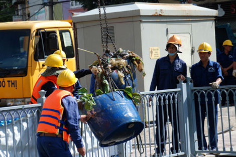 Dư luận cho rằng, sếp lương "khủng" trong khi người lao động lương "bèo" là không thể chấp nhận. Ảnh minh họa: HNM