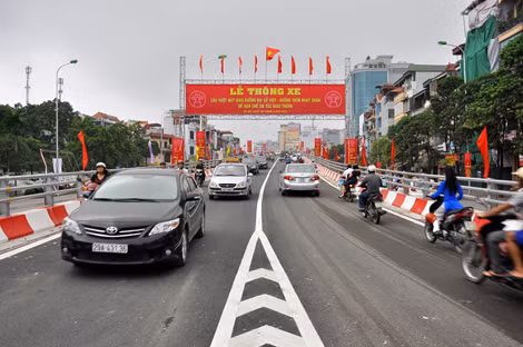 Những tuyến đường trên cao, cầu vượt qua các ngã tư mang lại hiệu quả lớn về kinh tế - xã hội cho Thủ đô.