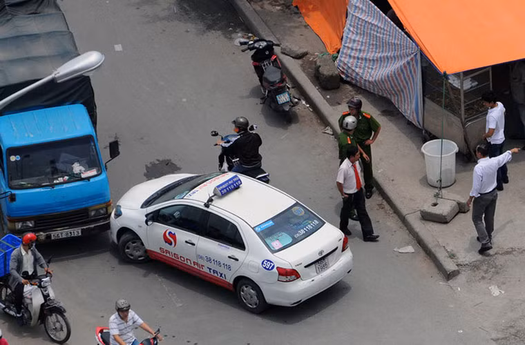 Mãi đến khi người dân xung quanh can ngăn và công an tới giải quyết, sự việc mới kết thúc.