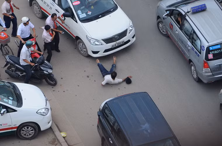 Các tài xế taxi khác bao vây tài xế xe tải.