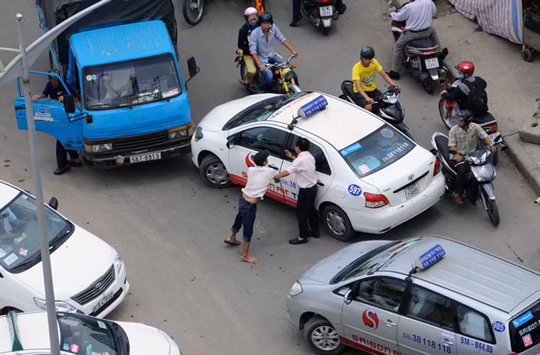 Tài xế xe tải lao vào đá tài xế taxi.