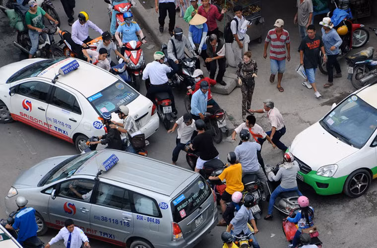 Các đồng nghiệp taxi khác thấy vậy lao vào đánh hội đồng tài xế xe tải đến chảy máu.