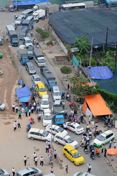 Vụ xô xát đã gây kẹt xe một đoạn dài trước sân bay trong khoảng 15 phút.