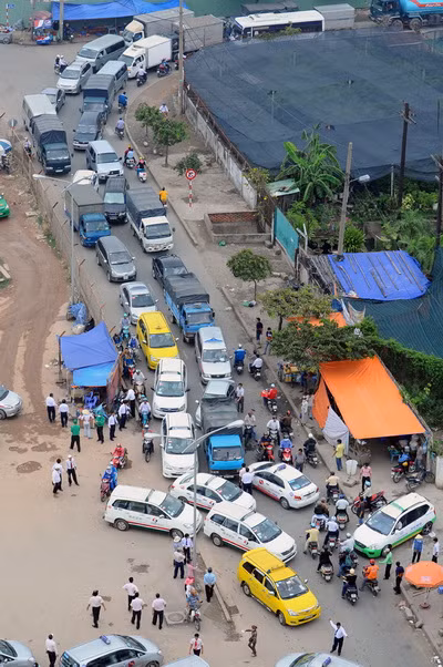 Vụ xô xát đã gây kẹt xe một đoạn dài trước sân bay trong khoảng 15 phút.