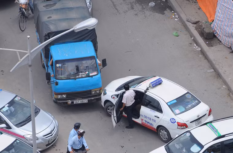 Khoảng 11h30 trưa nay (10/9), trên đường Hồng Hà đoạn ngay trước sân bay Tân Sơn Nhất (TP.HCM) đã xảy ra một vụ va chạm giữa xe tải và taxi mà nguyên nhân là do giành đường.