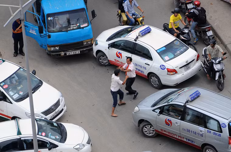 Hai bên đánh nhau...