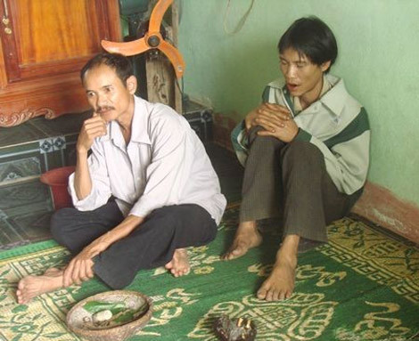 Ông Hồ Minh Lâm bên cạnh "người rừng" con Hồ Văn Lang.