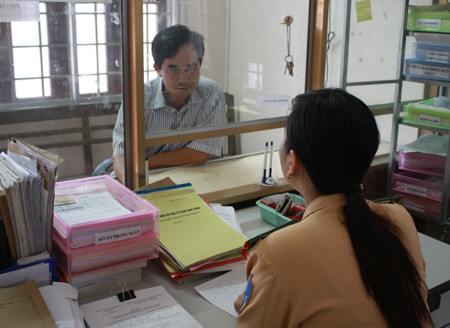 Mỗi lần vi phạm học sinh còn bị nhà trường hạ 1 bậc hạnh kiểm trong học kỳ đó. Một phụ huynh đến làm thủ tục nộp phạt cho cô con gái vừa vi phạm.