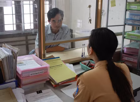 Mỗi lần vi phạm học sinh còn bị nhà trường hạ 1 bậc hạnh kiểm trong học kỳ đó. Một phụ huynh đến làm thủ tục nộp phạt cho cô con gái vừa vi phạm.