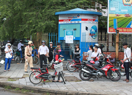 Chỉ trong vòng 1 giờ đồng hồ, CSGT đã phát hiện và xử lý hơn 10 trường hợp học sinh vi phạm giao thông. Lỗi chủ yếu là điều khiển xe đạp điện không đội MBH.