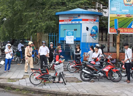 Chỉ trong vòng 1 giờ đồng hồ, CSGT đã phát hiện và xử lý hơn 10 trường hợp học sinh vi phạm giao thông. Lỗi chủ yếu là điều khiển xe đạp điện không đội MBH.