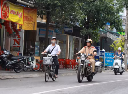 Ngoài việc, tổ chức kiểm tra, xử lý vi phạm tại các nút giao thông, CSGT còn sử dụng xe chuyên dụng để tuần tra phát hiện vi phạm.