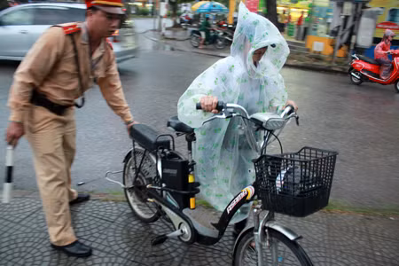 Năm học 2013 - 2014, sau hơn 10 ngày tiến hành tuyên truyền phổ biến Luật Giao thông Đường bộ tại các trường học trên địa bàn. Từ 17/9, CSGT TP. Đông Hà ra quân xử lý học sinh đi xe đạp điện không đội mũ bảo hiểm.