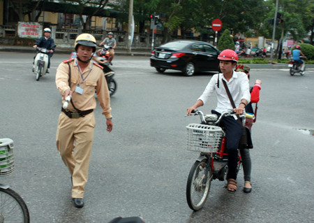 Từ năm 2011 đến nay, CSGT TP Đông Hà đã tích cực xử lý học sinh vi phạm giao thông, đặc biệt là đối tượng học sinh đi xe đạp điện không đội mũ bảo hiểm.