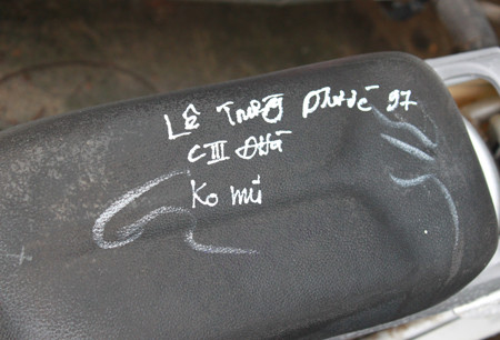 Phương tiện không có đăng ký, không có biển số nên CSGT sẽ ghi trực tiếp tên, tuổi, địa chỉ, lỗi vi phạm của học sinh lên yên xe. Đây là cơ sở để đảm bảo không nhầm lẫn phương tiện khi tạm giữ.