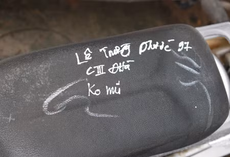 Phương tiện không có đăng ký, không có biển số nên CSGT sẽ ghi trực tiếp tên, tuổi, địa chỉ, lỗi vi phạm của học sinh lên yên xe. Đây là cơ sở để đảm bảo không nhầm lẫn phương tiện khi tạm giữ.