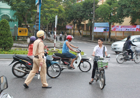 Cùng với đó là tình trạng học sinh đi xe đạp điện vi phạm luật giao thông.