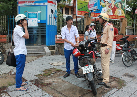 Trong đó, có 1 trường hợp học sinh chưa đủ 18 tuổi, điều khiển xe máy tới trường.