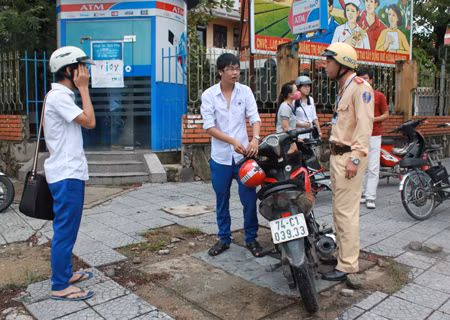 Trong đó, có 1 trường hợp học sinh chưa đủ 18 tuổi, điều khiển xe máy tới trường.