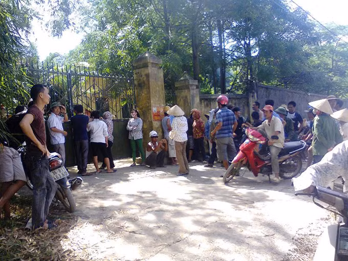 Người dân bủa vây cổng Công ty Nicotex Thanh Thái vào ngày 30/8.